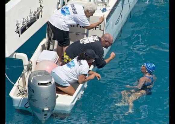 AP - Su intento fallido m&#225;s reciente acab&#243; debido a problemas mec&#225;nicos son las embarcaciones que la escoltaban, tormentas, corrientes marinas y picaduras que le dejaron el rostro hinchado.