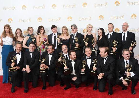 AFP - "Breaking Bad" arrasó en la 66 edición de los premios Emmy, una ceremonia celebrada en el teatro Nokia de Los Ángeles, donde la serie creada por Vince Gillian puso el broche de oro a sus cinco temporadas con cinco galardones, incluido el de mejor drama, que ya consiguió en 2013.