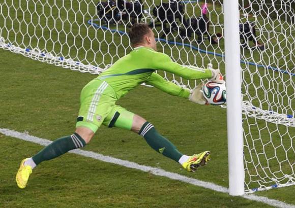 - Igor Akinfeev (Rusia) intent&#243; evitar un gol, pero se escap&#243; el bal&#243;n.