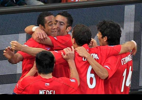 Reuters - El gol de Beausejour a los 34 minutos acabó con el sueño de los catrachos, dirigidos por el colombiano Reinaldo Rueda, de irse del estadio Mbombela de Nelspruit, si no con un triunfo, al menos con otro empate como el de hace exactamente 28 años, el 16 de junio de 1982.