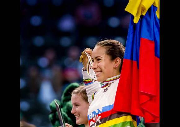Cortes&#237;a - Orgullo patrio. Mariana Paj&#243;n celebra su t&#237;tulo n&#250;mero 16 con la bandera de Colombia.