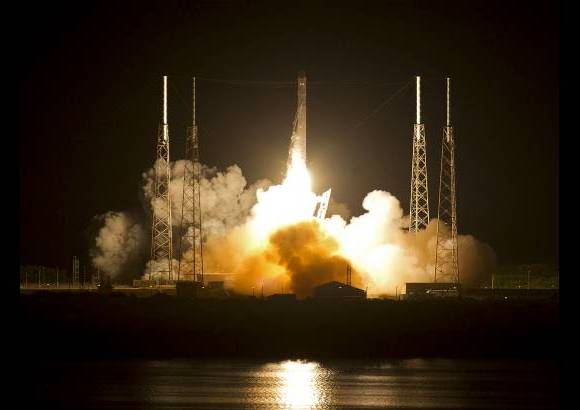 AP - Por su parte el multimillonario sudafricano Elon Musk, fundador, ejecutivo principal y dise&#241;ador jefe en SpaceX, dijo en una conferencia de prensa que, despu&#233;s de todas las postergaciones &quot;el lanzamiento de fue una gran alegr&#237;a. Para nosotros fue como ganar la final del f&#250;tbol&quot;.