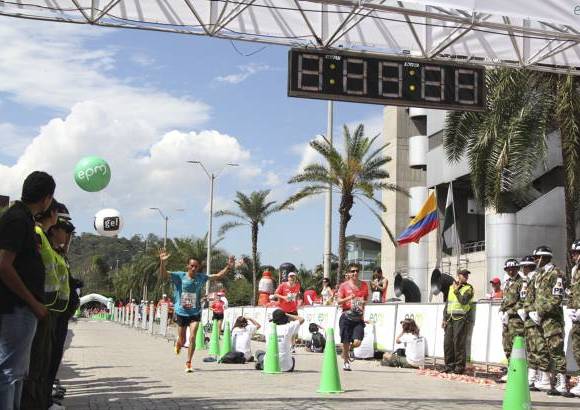 Esteban Jaramillo y Sebastián Salazar - Más de 10 mil competidores se dieron cita en esta histórica cita deportiva que se corría en las modalidades de 5, 10, 21 y 42 kilómetros.
