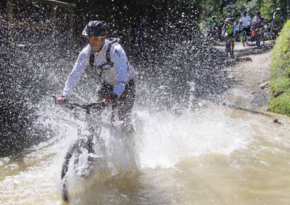 Róbinson Sáenz - Entre pantano, hierba y agua, miles de ciclistas aficionados y expertos vencieron el reto de EL COLOMBIANO.