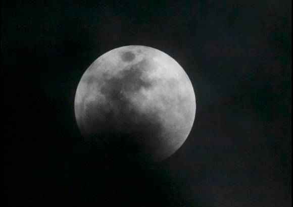 AP - La Luna se pudo observar mejor desde lugares alejados de la ciudad y su contaminaci&#243;n lum&#237;nica.