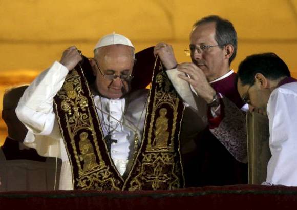 - Católicos celebraron la elección del argentino Jorge Bergoglio en las afueras de la Catedral Metropolitana de Buenos Aires.