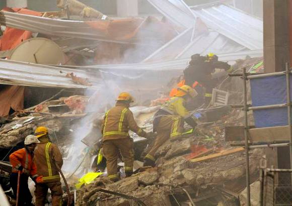 AP - Los bomberos tambi&#233;n tuvieron que sofocar varios conatos de incendio tras el movimiento tel&#250;rico.
