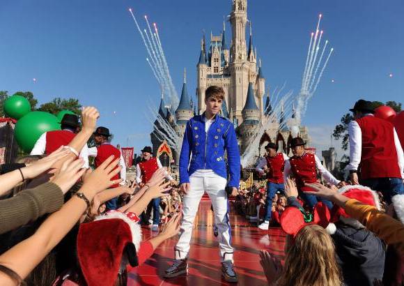 AP - Bieber, en su cuenta de Twitter, comentó sentirse feliz por su participación en el parque Magic Kingdom de Orlando.