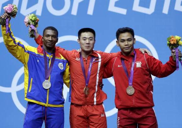 AP - El nuevo campe&#243;n ol&#237;mpico fue el norcoreano Kim Un Guk, que marc&#243; un nuevo tope universal con 327 kilogramos. El bronce fue para el indonesio Irawan Eko Yuli, que tambi&#233;n levant&#243; 317 kilos, aunque su mayor peso corporal lo releg&#243; a la tercera plaza.
