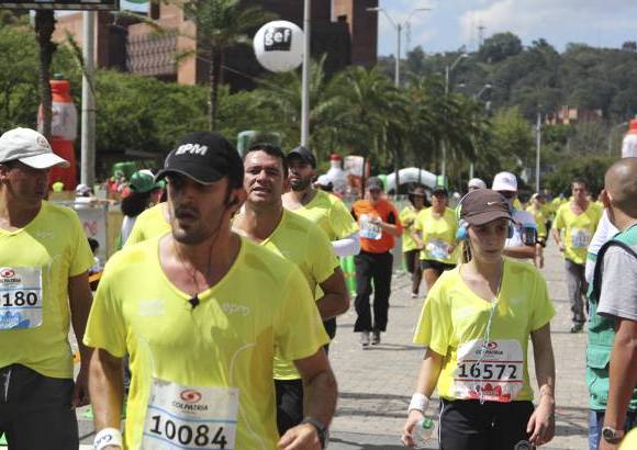 Esteban Jaramillo y Sebastián Salazar - Más de 10 mil competidores se dieron cita en esta histórica cita deportiva que se corría en las modalidades de 5, 10, 21 y 42 kilómetros.