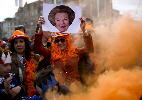 AP - El ambiente era de festejo, los holandeses despedían a Beatriz y le daban la bienvenida a Guillermo.