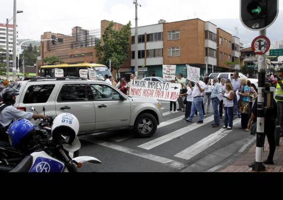 Manuela Palacio Hernández - Los manifestantes bloquearon por momentos el tráfico de la calle 10 justo al mediodía. Exhibieron pancartas y llamaron la atención con frases de rechazo al nuevo impuesto de sus propiedades.