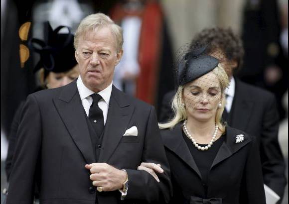AP - Mark Thatcher y su esposa Sarah salen de la ceremonia en la catedral de San Pablo.