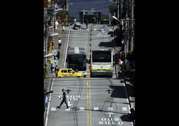 Julio C&#233;sar Herrera - Curiosos madrugaron a ver el metropl&#250;s en su primer d&#237;a de operaciones.