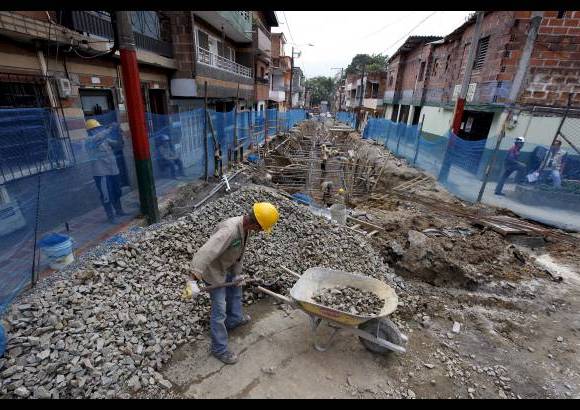 - Las aguas negras del barrio Santa Catalina ya no inundar&#225;n m&#225;s las casas, con las obras de drenaje y conducci&#243;n que se adelantan.