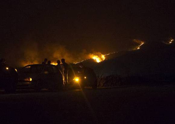 Reuters - Tres hidroaviones trabajan sobre la zona y repostan en el aeropuerto del sur de Tenerife, al no poder hacerlo en el mar debido a las malas condiciones climatol&#243;gicas, explic&#243; el ministro en Vilaflor, el pueblo que est&#225; siendo evacuado.