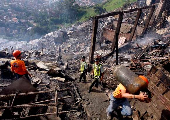 Jaime P&#233;rez - Los organismos de socorro del &#193;rea Metropolitana acudieron al lugar de la tragedia para auxiliar a las v&#237;ctimas.
