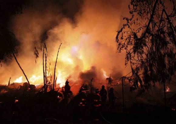 Manuel Saldarriaga - El incendio se presentó en la madrugada de este miércoles en el barrio Primavera del Municipio de Envigado. La conflagración comenzó en un deposito de maderas y las llamas alcanzaron cerca de 30 metros.