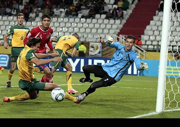 Colprensa - El técnico de Australia, el holandés Jan Versleijen, consideró que "dejamos escapar este partido y no fuimos tan fuerte en el dominio ... en este nivel si dejamos pasar oportunidades, si desperdiciamos oportunidades no vamos a ganar".