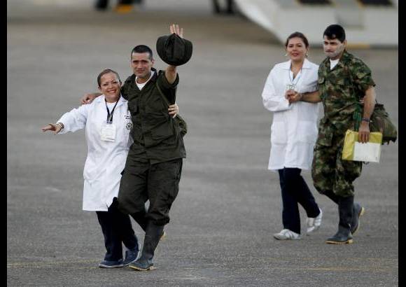 AP - El intendente Jorge Trujillo Solarte no pudo contener las lágrimas.