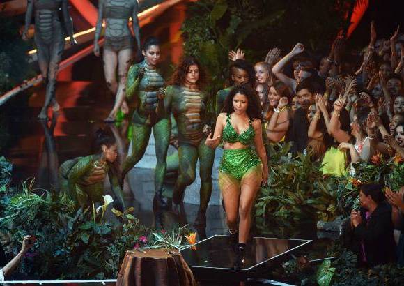 AFP - Minaj primero luci&#243; un top verde y shorts, mientras rapeaba, bailaba y emocionaba al p&#250;blico.