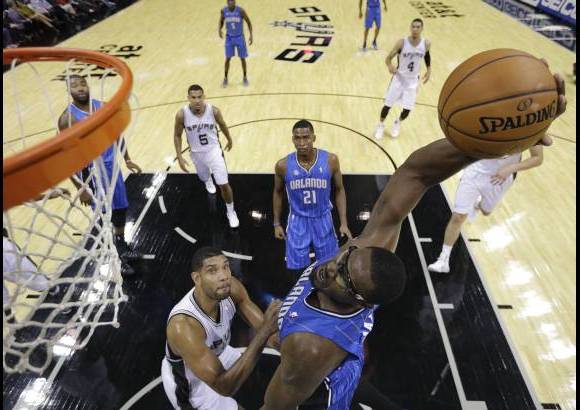 Ap - Momentos del partido entre los Orlando Magic y los San Antonio Spurs.