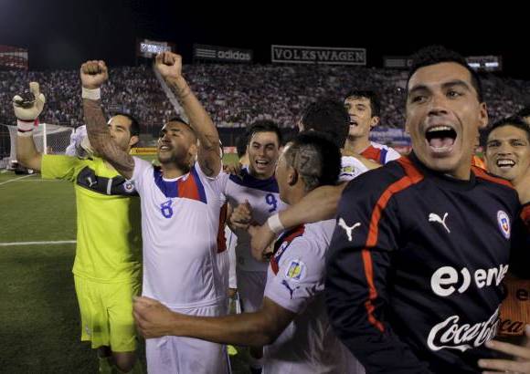 AP - Chile se afianz&#243; el viernes en el cuarto lugar de las eliminatorias suramericanas con un triunfo 2-1 sobre Paraguay.