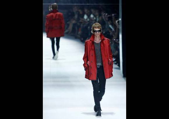 AP - Para los j&#243;venes que prefieren un estilo m&#225;s deportivo, Gucci ofrece parkas en diferentes colores, mientras que para los m&#225;s originales y atrevidos propone unas chaquetas que invierten el exterior y el interior, por lo que muestran las costuras y esconden las cremalleras y las hebillas decorativas.