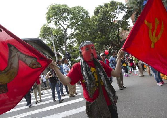 ESTEBAN VANEGAS - Las centrales obreras y grupos estudiantiles de las universidades Nacional y de Antioquia marcharon este 1 de mayo por las calles de Medell&#237;n, exigiendo garant&#237;as laborales al Gobierno Nacional. Al final de la movilizaci&#243;n se presentaron algunos enfrentamientos entre varios manifestantes y agentes de la Polic&#237;a.