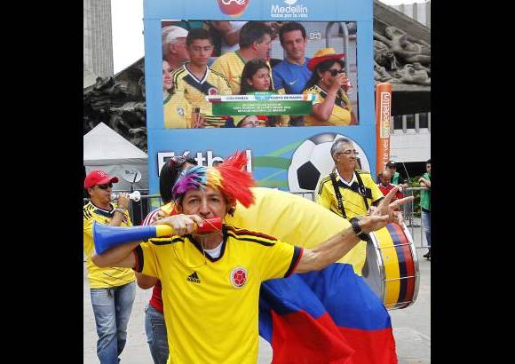 FOTOS JAIME P&#201;REZ - En pantallas gigantes instaladas en lugares como La Alpujarra, el Parque Lleras, Monterrey, bares, restaurantes, y muchos otros m&#225;s,...