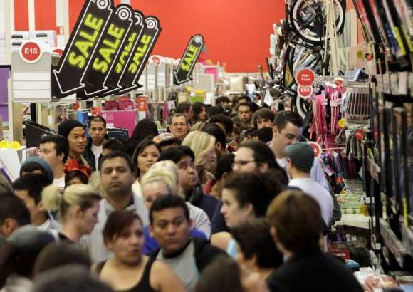 Reuters - Las primeras horas atrajeron clientes que no hab&#237;an considerado codearse con las gran cantidad de gente que va a comprar el viernes negro. Adem&#225;s, el clima c&#225;lido tambi&#233;n ayud&#243; a hacer salir al p&#250;blico.