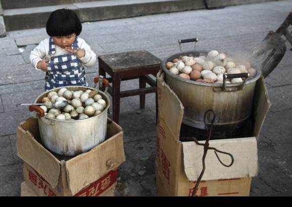 Reuters - Un ins&#243;lito plato causa furor en China, Se trata de huevos cocidos en orina proveniente de ni&#241;os v&#237;rgenes.