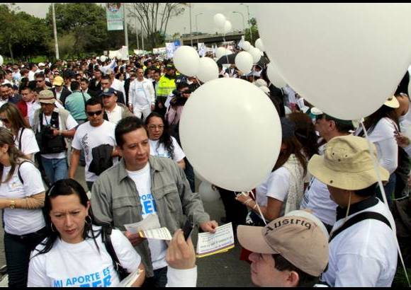 Colprensa - Con bombas blancas y mensajes de paz, los marchantes claman por una paz para los colombianos.