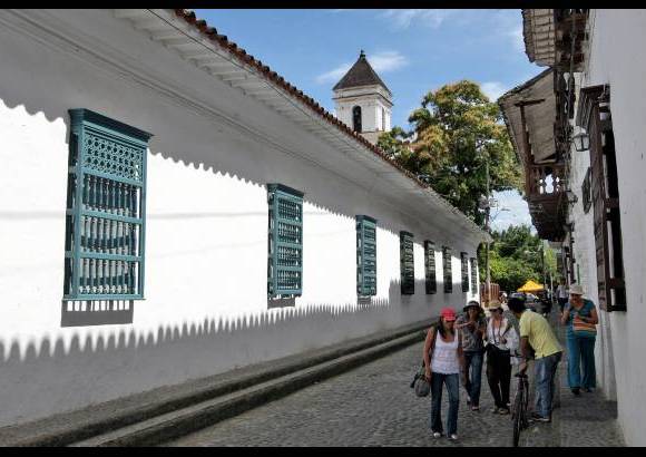 - Caminar por las calles empedradas de Santa Fe a la sombra de sus casas de fachadas blancas es uno de los mejores placeres al visitar esta población.