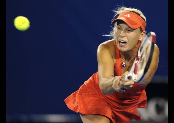 AP - La danesa Carolina Wozniacki, n&#250;mero uno de la WTA, el espa&#241;ol Rafael Nadal y el suizo Roger Federer, n&#250;mero dos y tres de la ATP, respectivamente, debutaron con victoria en la primera jornada del cuadro principal del Abierto de Australia, primer Grand Slam de la temporada. A&#250;n no debuta Novak Djokovic, n&#250;mero uno de la ATP.
