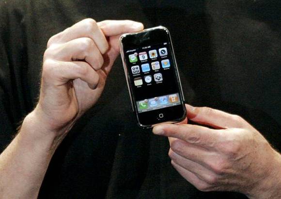 Archivo - La revoluci&#243;n de este primer iPhone es que se deshizo de las teclas, imperantes en todos los celulares de la &#233;poca, y cre&#243; una gran pantalla sensible al tacto. A partir de este momento comenz&#243; al revoluci&#243;n de las pantallas multit&#225;ctil.