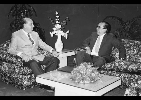 Archivo - Jorge Hern&#225;ndez en una conversaci&#243;n con Fernando Gonz&#225;lez Pacheco.
