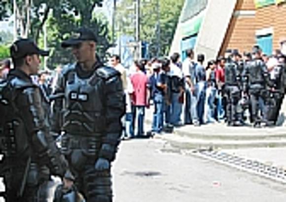 Foto R&#243;binson S&#225;enz - En horas pico, especialmente en la noche, en algunas estaciones del sur se forman congestiones para adquirir los tiquetes.