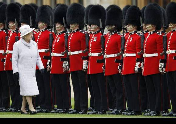 Foto AP - Un elevado sentido del deber y un considerable pragmatismo han acompa&#241;ado a Isabel II en sus seis d&#233;cadas en el trono, aniversario que cumple entre el respeto de sus s&#250;bditos y sus coloridos atuendos.