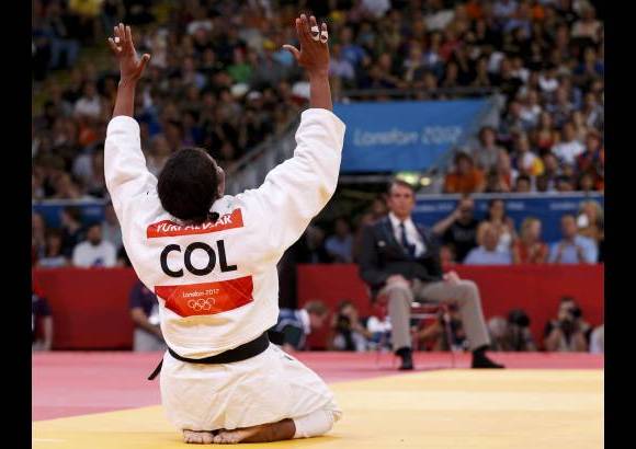 Foto Reuters - Yuri elev&#243; los brazos al cielo en se&#241;al de agradecimiento.