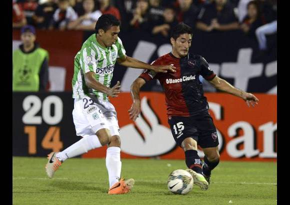 Reuters - Aunque Newell&#39;s descont&#243; con Milton Casco (en la foto con Bocanegra) y desnud&#243; algunas fallas defensivas del visitante, el equipo antioque&#241;o pudo aumentar la diferencia.