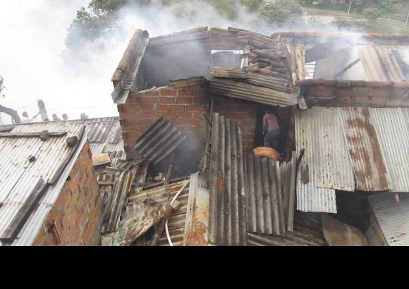Santiago Olivares Tob&#243;n - Dos adultos fueron atendidos por la inhalaci&#243;n de humo. No hubo reporte de v&#237;ctimas mortales.