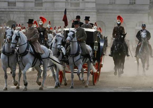 AP - La abadía reabrirá sus puertas al día siguiente de la boda y los visitantes podrán disfrutar de un nuevo tour especial relacionado con la misma, solo 24 horas después del esperado evento.