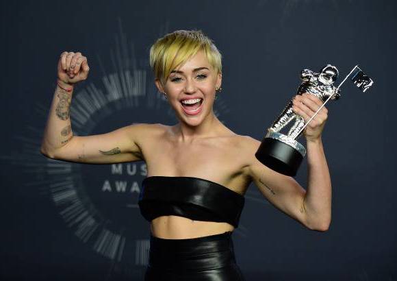 AFP - Ganadores en principales categor&#237;as, video del a&#241;o: &quot;Wrecking Ball&quot;, Miley Cyrus.