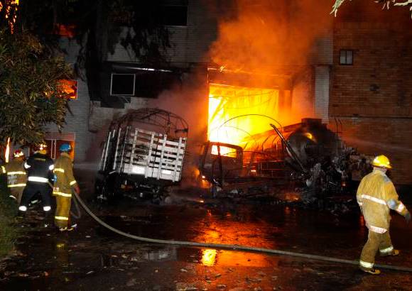Edwin Bustamante - Un incendio se registr&#243; en la noche de este lunes 17 de enero en una f&#225;brica de pinturas del municipio de Sabaneta, al sur del Valle de Aburr&#225;.