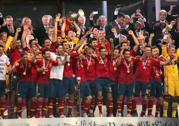 AP - Espa&#241;a se coron&#243; campe&#243;n de la Eurocopa al derrotar 4-0 e la final a Italia.