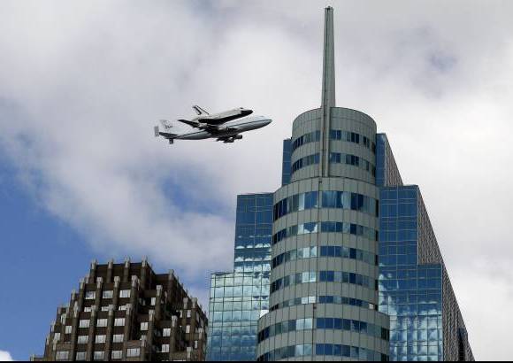 Foto Reuters - Unas pocas personas se congregaron en la cubierta de su futura residencia, el portaaviones Intrepid. Unos cinco minutos despu&#233;s, el transbordados gir&#243; y volvi&#243; a pasar sobre el Enterprise.