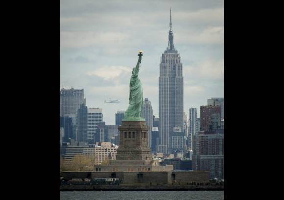 Foto Reuters - El transbordador espacial Enterprise aterriz&#243; este viernes en el aeropuerto neoyorquino de Kennedy procedente de Washington, aunque antes pas&#243; por varios lugares destacados de Manhattan.