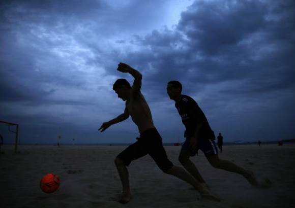 AP - En Brasil, en las playas de Copacabana se siente el ambiente del Mundial de f&#250;tbol 2014.