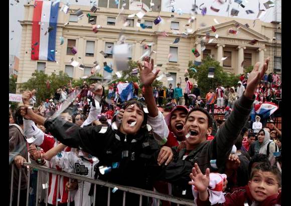 Reuters - Desde Asunción los hinchas paraguayos celebran el triunfo de su selección.